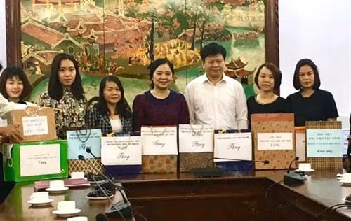 Các đơn vị, tổ chức, cá nhân ủng hộ sách, báo tặng đồng bào và học sinh tỉnh Hòa Bình. Ảnh: hanoimoi.com.vn