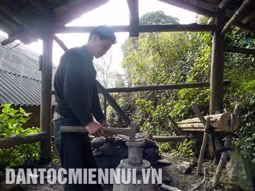 Nghề rèn là nghề truyền thống của người Dao ở xã Tả Phìn. Ảnh: Việt Hoàng Dù nghề rèn vất vả, thu nhập không cao nhưng anh Tẩn A Dao ở xã Tả Phìn vẫn gắn bó với nghề. Ảnh: Việt Hoàng