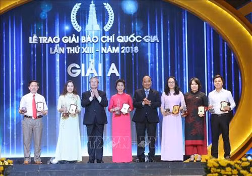 Thủ tướng Nguyễn Xuân Phúc và đồng chí Trần Quốc Vượng, Ủy viên Bộ Chính trị, Thường trực Ban Bí thư trao giải A cho các tác giả đạt giải. Ảnh: Doãn Tấn – TTXVN
