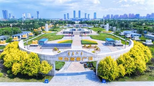 Đến Nội Mông, du khách không nên bỏ qua cơ hội tham quan thành phố Ngạc Nhĩ Đa Tư (Ordos), nơi còn được biết đến như một Dubai thu nhỏ của Trung Quốc. Ảnh: Quỷ Cốc Tử. Mặt khác, Ordos còn được mệnh danh là "thành phố ma". Nguyên nhân không phải do những câu chuyện "liêu trai chí dị" truyền miệng, mà bởi số lượng người dân quá nhỏ bé so với mức độ hoành tráng của thành phố. Ảnh: Quỷ Cốc Tử. . Nằm cách quận Ordos 12km về phía Tây, thảo nguyên Ordos là sự kết hợp giữa khung cảnh thiên nhiên xanh mướt cùng nền văn hóa đặc sắc của các dân tộc thiểu số Không gian bao la của thảo nguyên gây ấn tượng bởi màu xanh của cỏ non xen lẫn những bụi hoa nhỏ đủ sắc màu. Nơi đây chia thành nhiều khu khác nhau như: biểu diễn nghệ thuật, cung cấp dịch vụ ăn uống, nghỉ dưỡng… Ảnh: Quỷ Cốc Tử. Công viên sinh thái Khố Bố Kỳ được biết đến với tên Hồ Thất Tinh. Sau 30 năm nỗ lực không ngừng để ngăn chặn sa mạc hóa, nơi này đã tạo ra một ốc đảo xanh đẹp và nên thơ giữa sa mạc. Ảnh: Quỷ Cốc Tử.