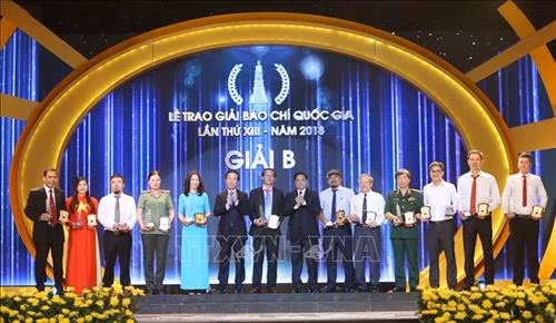 Đồng chí Phạm Minh Chính, Ủy viên Bộ Chính trị, Bí thư Trung ương Đảng, Trưởng ban Tổ chức Trung ương và Đồng chí Võ Văn Thưởng, Ủy viên Bộ Chính trị, Bí thư Trung ương Đảng, Trưởng Ban Tuyên giáo Trung ương trao giải B cho các tác giả đạt giải. Ảnh: Doãn Tấn - TTXVN