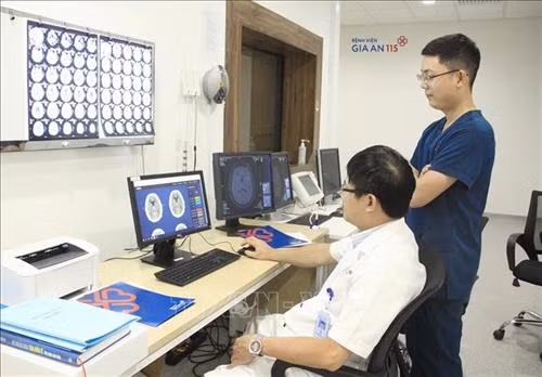 Tiến sỹ, bác sỹ Nguyễn Huy Thắng, Chủ tịch Hội Đột quỵ Thành phố Hồ Chí Minh giới thiệu phần mềm trí tuệ Rapid trong chẩn đoán và điều trị đột quỵ. Ảnh: Đinh Hằng – TTXVN