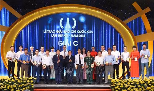 Đồng chí Nguyễn Xuân Thắng, Bí thư Trung ương Đảng, Giám đốc Học viện Chính trị Quốc gia Hồ Chí Minh và Phó Chủ tịch Quốc hội Đỗ Bá Tỵ trao giải C cho các tác giả đạt giải. Ảnh: Doãn Tấn – TTXVN
