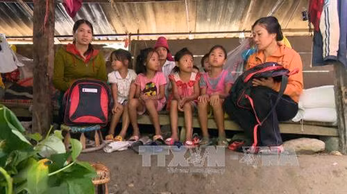 Giáo viên Trường Tiểu học Nặm Păm (huyện Mường La, tỉnh Sơn La) đến nhà vận động học sinh đến lớp sau đợt mưa lũ đầu tháng 8/2017. Ảnh: Hữu Quyết/TTXVN