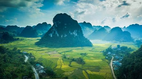 Vẻ đẹp của những thung lũng vào mùa lúa chín vàng với núi non trùng điệp bao quanh, mang đặc trưng của tỉnh Cao Bằng. Ảnh: Trọng Đạt – TTXVN