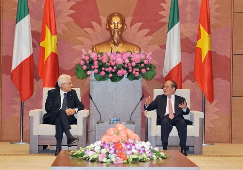 Chủ tịch Quốc hội Nguyễn Sinh Hùng hội kiến Tổng thống Cộng hòa Italy, Ngài Sergio Mattarella. Ảnh: Trọng Đức – TTXVN