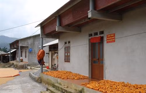 Những ngôi nhà mới xây khang trang của các gia đình bị thiệt hại nặng trong cơn lũ lịch sử quét qua thôn năm 2018. Ảnh: Nguyễn Chiến - TTXVN