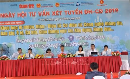 Các chuyên gia tham gia tư vấn cho thí sinh tại ngày hội. Ảnh: Thu Hoài - TTXVN
