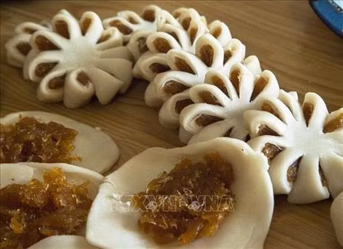 Bánh Hoa mai nhân khóm Tắc Cậu trước khi nướng chín. Ảnh: Hồng Đạt - TTXVN