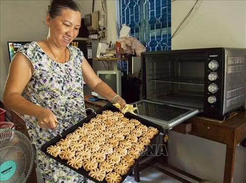 Bánh Hoa mai nhân khóm Tắc Cậu được nướng chín. Ảnh: Hồng Đạt - TTXVN