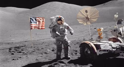 Hình ảnh phi hành gia người Mỹ Eugene Cernan đi bộ trên Mặt Trăng ngày 13/12/1972. Ảnh: AFP