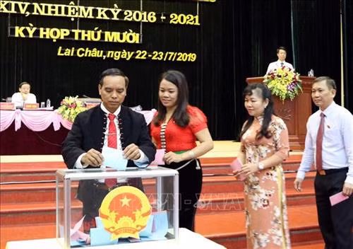 Đại biểu HĐND tỉnh Lai Châu bỏ phiếu bầu chức danh Phó Chủ tịch và Ủy viên UBND tỉnh Lai Châu. Ảnh: Quý Trung – TTXVN
