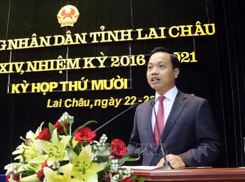 Chủ tịch Ủy Ban Nhân dân tỉnh Lai Châu Trần Tiến Dũng đọc báo cáo về tình hình phát triển kinh tế xã hội trong thời gian qua. Ảnh: Quý Trung – TTXVN
