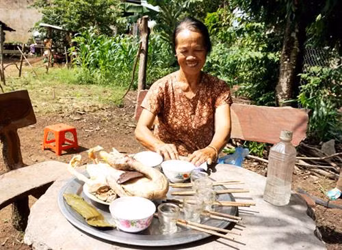 Bà Nông Thị Vườn ở thôn 6A, xã Ea Wy sửa soạn mâm cỗ cúng thổ công trong làng.