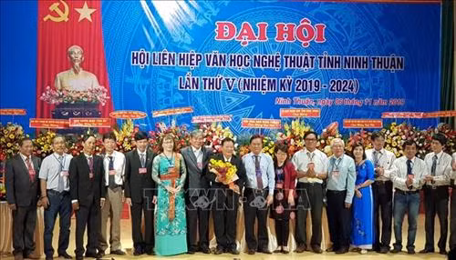 Lãnh đạo tỉnh Ninh Thuận tặng hoa chúc mừng Ban Chấp hành Hội Liên hiệp Văn học Nghệ thuật tỉnh Ninh Thuận, nhiệm kỳ 2019 - 2024. Ảnh: Công Thử - TTXVN