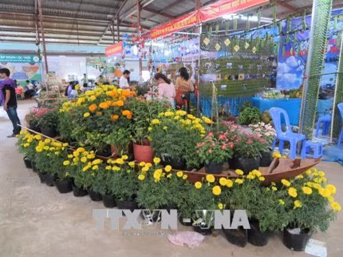 Trưng bày các sản phẩm du lịch, đặc sản địa phương tại ngày hội. Ảnh: Ánh Tuyết - TTXVN