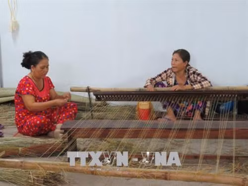Hoạt động tái hiện làng nghề truyền thống dệt chiếu tại Ngày Hội Du lịch “Văn hóa chợ nổi Cái Răng” năm 2018. Ảnh: Ánh Tuyết - TTXVN