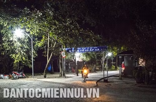 Đoạn đường vùng biên được thắp sáng có chiều dài 1.100 m. Thời gian thắp sáng liên tục từ 18 giờ 30 phút hôm trước đến 6 giờ sáng hôm sau. Ảnh: Việt Hồng Sắp tới, Đồn Biên phòng Cửa khẩu Quốc tế Hà Tiên sẽ tiếp tục huy động mọi nguồn lực để thực hiện thêm nhiều mô hình Thắp sáng đường biên. Ảnh: Việt Hồng