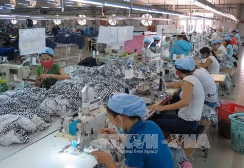 Sản xuất tại Công ty cổ phần Dệt may Huế. Ảnh: Quốc Việt - TTXVN