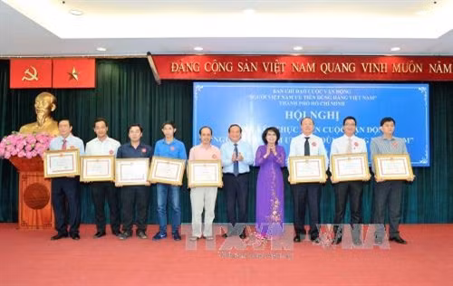 Lãnh đạo MTTQVN Thành phố Hồ Chí Minh khen thưởng các tập thể có đóng góp trong cuộc vận động. Ảnh: Phương Vy-TTXVN.
