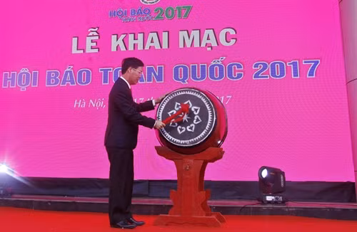 Đồng chí Võ Văn Thưởng, Ủy viên Bộ Chính trị, Bí thư Trung ương Đảng, Trưởng Ban Tuyên giáo Trung ương đánh trống khai mạc Hội báo toàn quốc 2017. Ảnh: Thùy Dương- TTXVN
