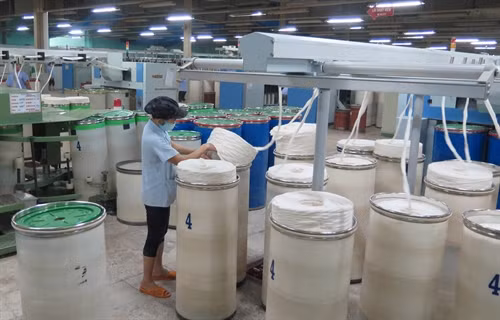 Sản xuất tại Công ty cổ phần Dệt may Huế. Ảnh: Quốc Việt - TTXVN