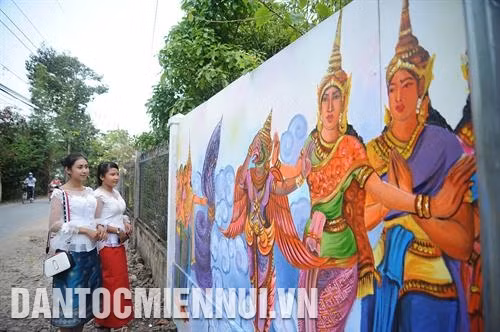 Các thiếu nữ Khmer bên những bức bích họa tại Làng văn hóa Khmer Nam Bộ. Ảnh: An Hiếu
