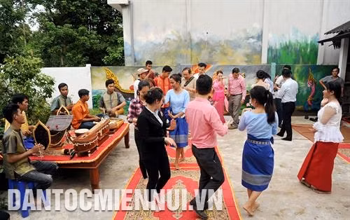 Du khách trải nghiệm với điệu múa truyền thống của người Khmer tại Làng văn hóa Khmer Nam Bộ. Ảnh: An Hiếu