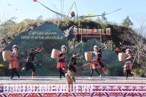 Một tiết mục văn nghệ chào mừng tại Lễ hội Khèn hoa 2019 - không gian văn hóa Tây Bắc