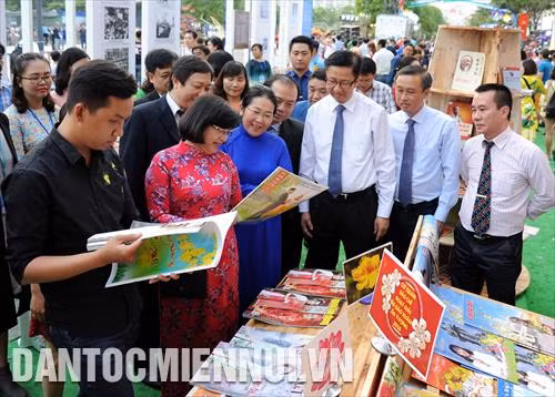 Lãnh đạo Thành phố Hồ Chí Minh tham quan các gian hàng sách tại Lễ hội đường sách Tết Mậu Tuất 2018.