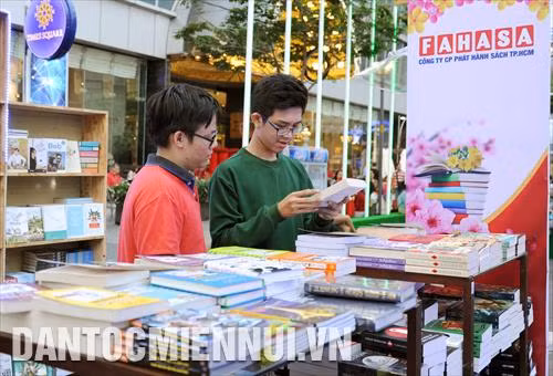 Người dân Thành phố Hồ Chí Minh tham quan, đọc sách tại các gian hàng trong Lễ hộ đường sách Tết Mậu Tuất 2018
