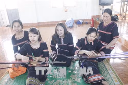 Những cô gái Ba Na trong hợp tác xã Dệt thổ cẩm Glar đang hoàn thiện những bộ đồ truyền thống chuẩn bị đón Tết. Ảnh: Hồng Điệp - TTXVN