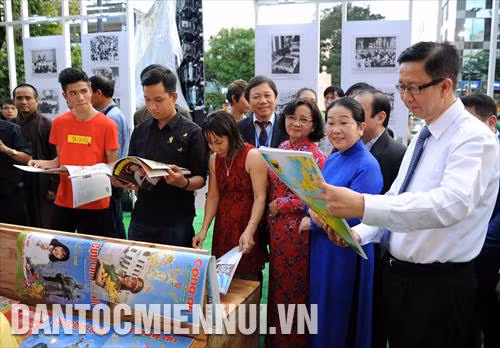 Lãnh đạo Thành phố Hồ Chí Minh tham quan các gian hàng sách tại Lễ hội đường sách Tết Mậu Tuất 2018.
