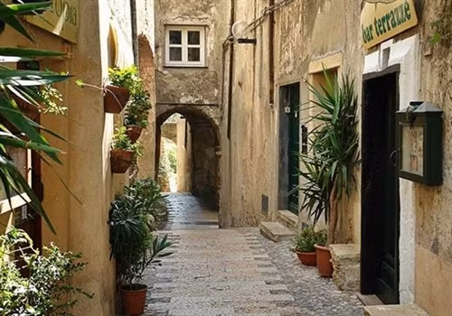 1. Đường phố ở thị trấn Spello Spello là một thị trấn nhỏ dễ thương với các kiến trúc thời Trung cổ và Phục hưng. Những hẻm nhỏ lát đá sỏi hoặc những cây cầu bằng đá nhỏ. 2. Galuppi, Burano, Ý Burano là một hòn đảo nhỏ nằm trong đầm phá Venice, nơi nổi tiếng với những ngôi nhà đủ màu sắc! 3. Corso Santa Anastasia, Verona, Ý Trong mỗi thị trấn lớn nhỏ, bạn có thể tìm thấy những con đường có bán đủ thứ và làm bạn kinh ngạc bởi kiến trúc quá đẹp của chúng. 4. Dolceacqua, Liguria. Con đường ở Dolceacqua này là một ví dụ điển hình của đường phố Ý, vì nó có sự pha trộn hoàn hảo các chi tiết mộc mạc. 5. Amalfi, Campania Amalfi là một điểm đến rất phổ biến, đặc biệt vào mùa hè nhờ có bờ biển dài và những con đường cực kỳ đẹp. 6. Đường Monte Pertica ở Alberobello, tỉnh Bari Đường Monte Pertica không có gì ngoài sự thôi miên, mọi thứ đều khiến bạn không thể rời mắt được. 7. Sorno, Tuscany Sorno sẽ là một con đường nữa ở Ý được trang trí bằng hoa và chậu hoa. Chúng sẽ làm bạn phải mỉm cười thích thú. 8. Molfetta, Puglia Con đường ở Molfetta là sự kết hợp giữa hiện đại và mộc mạc làm say đắm bất kỳ du khách nào. 9. Caruggi, Liguria Đường phố ở Caruggi ẩn rất nhiều cầu thang thách thức bất kỳ du khách nào. Dù vậy dừng lo lắng vì có rất nhiều quán cà phê để bạn dừng chân khi cần. 10. Bassiano, Lazio Bassiano là một khu phố nhỏ với những bức tường đá tạo cảm giác mát rượi.