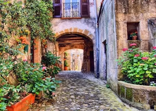 1. Đường phố ở thị trấn Spello Spello là một thị trấn nhỏ dễ thương với các kiến trúc thời Trung cổ và Phục hưng. Những hẻm nhỏ lát đá sỏi hoặc những cây cầu bằng đá nhỏ. 2. Galuppi, Burano, Ý Burano là một hòn đảo nhỏ nằm trong đầm phá Venice, nơi nổi tiếng với những ngôi nhà đủ màu sắc! 3. Corso Santa Anastasia, Verona, Ý Trong mỗi thị trấn lớn nhỏ, bạn có thể tìm thấy những con đường có bán đủ thứ và làm bạn kinh ngạc bởi kiến trúc quá đẹp của chúng. 4. Dolceacqua, Liguria. Con đường ở Dolceacqua này là một ví dụ điển hình của đường phố Ý, vì nó có sự pha trộn hoàn hảo các chi tiết mộc mạc. 5. Amalfi, Campania Amalfi là một điểm đến rất phổ biến, đặc biệt vào mùa hè nhờ có bờ biển dài và những con đường cực kỳ đẹp. 6. Đường Monte Pertica ở Alberobello, tỉnh Bari Đường Monte Pertica không có gì ngoài sự thôi miên, mọi thứ đều khiến bạn không thể rời mắt được. 7. Sorno, Tuscany Sorno sẽ là một con đường nữa ở Ý được trang trí bằng hoa và chậu hoa. Chúng sẽ làm bạn phải mỉm cười thích thú. 8. Molfetta, Puglia Con đường ở Molfetta là sự kết hợp giữa hiện đại và mộc mạc làm say đắm bất kỳ du khách nào. 9. Caruggi, Liguria Đường phố ở Caruggi ẩn rất nhiều cầu thang thách thức bất kỳ du khách nào. Dù vậy dừng lo lắng vì có rất nhiều quán cà phê để bạn dừng chân khi cần. 10. Bassiano, Lazio Bassiano là một khu phố nhỏ với những bức tường đá tạo cảm giác mát rượi.