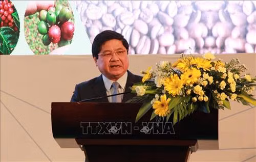 Thứ trưởng Bộ NN và PTNT Lê Quốc Doanh (giữa) phát biểu tại hội thảo. Ảnh: Phạm Cường-TTXVN