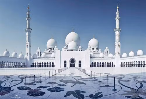 Với 82 mái vòm và đủ chỗ cho 40.000 tín đồ, đại thánh đường Sheikh Zayedkhông chỉ là một trong những nhà thờ Hồi giáo lớn nhất trên thế giới, mà còn là một trong những công trình tôn giáo đẹp nhất với một sân đá cẩm thạch khảm hoa, có nguồn gốc từ Trung Đông. Ảnh: Cbsworldtour2015.