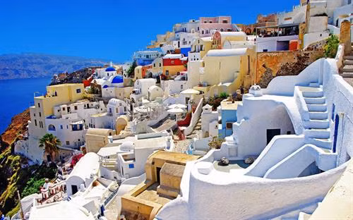 Oia là một ngôi làng xinh đẹp nằm trên đảo Santorini, Hy Lạp. Những ngôi nhà nhỏ xinh, với màu trắng, xanh, be, hồng tạo nên vẻ đẹp làm say lòng du khách khi đến đây. Oia được ví như viên ngọc của vùng Địa Trung Hải. Ảnh: MrWallpaper.