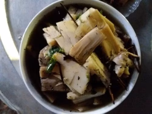Những ngày này người Khơ Mú ở xã vùng cao Bảo Thắng, Kỳ Sơn (Nghệ An) rủ nhau vào rừng hái măng luồng để chế biến món măng trộn tro bếp. Ảnh: Lữ Phú Đây là loại măng có vị ngọt và có màu sáng hơn các loại măng khác. Để hái được măng người dân phải mất cả nửa ngày... Ảnh: Lữ Phú Quy trình chế biến biến món ăn này cũng khá công phu. Ảnh: Lữ Phú Sau khi rửa sạch, người dân cắt nhỏ măng thành từng miếng, sau đó ngâm nước 1 đến 2 ngày, cho măng có vị chua và giảm vị hăng của măng, sau đó đến công đoạn trộn với tro bếp. Ảnh: Lữ Phú Đây là công đoạn quan trọng nhất để tạo hương vị cho món ăn, cũng là cách bảo quản măng hữu hiệu, loại tro dùng để trộn phải là tro mun mới đun, còn ở trong bếp lửa. Ảnh: Lữ Phú Sau khi trộn tro được 10 phút, măng rửa sạch, đập nát và thái thành từng miếng nhỏ. Ảnh: Lữ Phú Chị Xeo Thị Bún, bản Cha Ka 1, xã Bảo Thắng cho biết: Măng sau khi được ngâm nước và trộn tro bếp thì có thể chế biến được rất nhiều món ăn, có thể xào với nhiều loại thịt khác nhau, cũng có thể nấu canh. Trong ảnh là món măng xào thịt bò. Ảnh: Lữ Phú Cũng có thể nấu canh với tro của lá sả sau khi đốt cháy. Ảnh: Lữ Phú Với tập quán du canh du cư trước đây của đồng bào Khơ Mú thì việc bảo quản và dự trữ thức ăn gặp rất nhiều khó khăn. Tuy nhiên đồng bào đã biết sử dụng phương pháp hun khói, thịt phơi gác bếp hay là măng trộn tro bếp để bảo quản thực phẩm được lâu dài qua mùa sản xuất nương rẫy. Trước đây khi nguồn thực phẩm còn khan hiếm, thì món măng trộn tro bếp là nguồn thực phẩm chính giúp đồng bào vượt qua đói khát vào mùa giáp hạt. . Ảnh: Lữ Phú