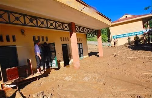 Các phòng học và phòng chức năng của tiểu học Trung Sơn ngập sâu trong bùn đất. Ảnh: Quang Quyết, Trọng Đạt – TTXVN