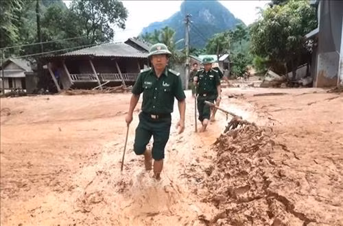 Bộ đội biên phòng đi vào các bản bị cô lập để ổn định cuộc sống người dân sau mưa lũ. Ảnh: Trịnh Duy Hưng-TTXVN