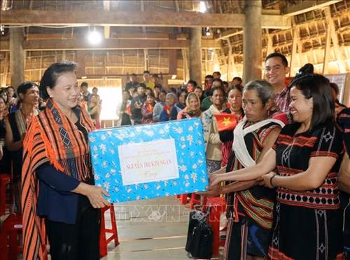 Chủ tịch Quốc hội Nguyễn Thị Kim Ngân tặng quà nhân dân làng Văn hóa Du lịch Kon Pring, xã Đăk Long. Ảnh: Trọng Đức – TTXVN