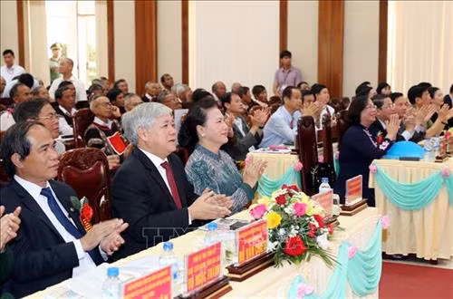 Chủ tịch Quốc hội Nguyễn Thị Kim Ngân với các đại biểu. Ảnh: Trọng Đức - TTXVN