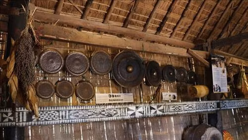 Truyền dạy văn hóa dân tộc cho thế hệ trẻ đang được người dân tộc thiểu số tại Gia Lai chú trọng. Ảnh: Hồng Điệp - TTXVN Việc bảo tồn giá trị văn hóa cồng chiêng sẽ kéo theo bảo tồn các giá trị văn hóa cộng đồng dân tộc thiểu số khác. Ảnh: Hồng Điệp - TTXVN Các đội cồng chiêng tại buôn làng thường xuyên tập luyện. Ảnh: Hồng Điệp - TTXVN Một đội diễn tấu cồng chiêng tại buôn làng dân tộc Bahnar huyện Kbang. Ảnh: Hồng Điệp - TTXVN Các vật dụng sinh hoạt của người dân được trưng bày trong nhà Rông văn hóa tại các làng. Ảnh: Hồng Điệp - TTXVN