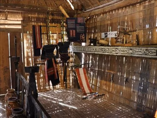 Truyền dạy văn hóa dân tộc cho thế hệ trẻ đang được người dân tộc thiểu số tại Gia Lai chú trọng. Ảnh: Hồng Điệp - TTXVN Việc bảo tồn giá trị văn hóa cồng chiêng sẽ kéo theo bảo tồn các giá trị văn hóa cộng đồng dân tộc thiểu số khác. Ảnh: Hồng Điệp - TTXVN Các đội cồng chiêng tại buôn làng thường xuyên tập luyện. Ảnh: Hồng Điệp - TTXVN Một đội diễn tấu cồng chiêng tại buôn làng dân tộc Bahnar huyện Kbang. Ảnh: Hồng Điệp - TTXVN Các vật dụng sinh hoạt của người dân được trưng bày trong nhà Rông văn hóa tại các làng. Ảnh: Hồng Điệp - TTXVN