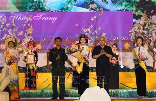 Thí sinh Lê Thùy Trang đạt danh hiệu Người đẹp thứ 2. Ảnh: Phan Tuấn Anh – TTXVN