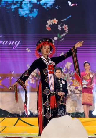 Các thí sinh thi trình diễn trang phục dân tộc truyền thống. Ảnh: Phan Tuấn Anh – TTXVN