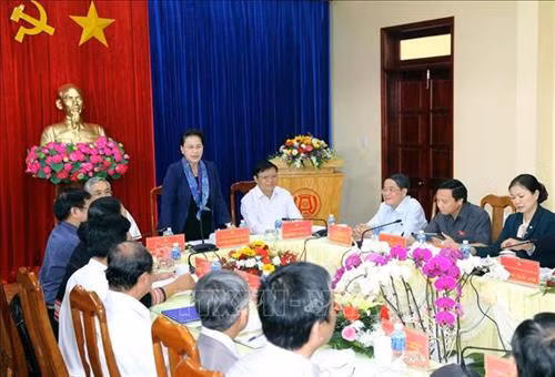 Chủ tịch Quốc hội Nguyễn Thị Kim Ngân đến thăm, nói chuyện với các cán bộ chủ chốt huyện Kon Plông. Ảnh: Trọng Đức - TTXVN