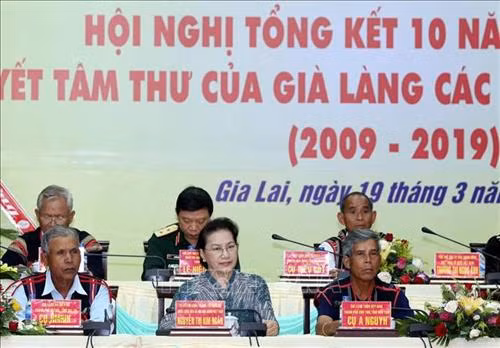Chủ tịch Quốc hội Nguyễn Thị Kim Ngân với Đoàn Chủ tịch hội nghị. Ảnh: Trọng Đức - TTXVN