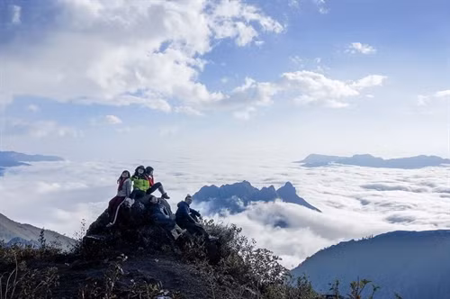 Du khách trong hành trình chinh phục đỉnh cao ở Bát Xát.
